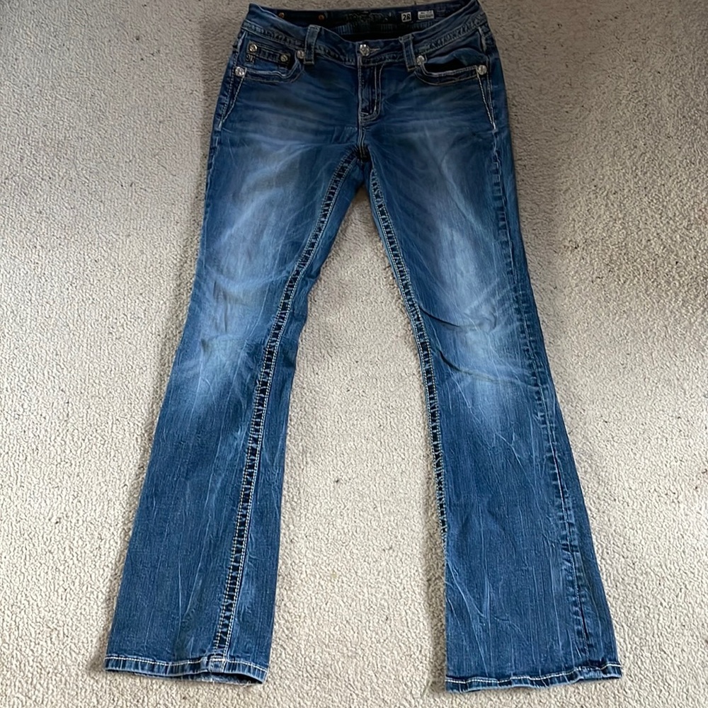 Size 28 Miss Me jeans mid-rise, easy boot.